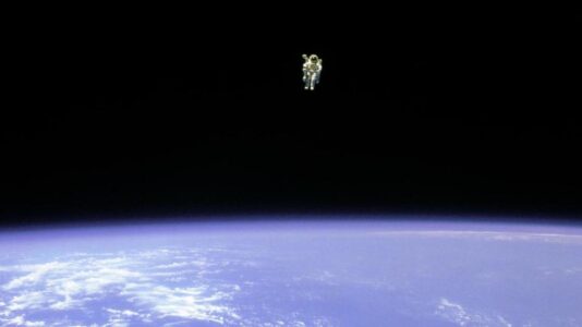 Elképesztő történelem: A NASA űrhajósa, Bruce McCandless az űrutazás történetében elsőként kikötés nélkül, szabadon repül a kozmikus sötétségben (1984)