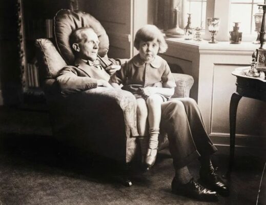 Elképesztő történelem: Christopher Robin ül apja, Alan Alexander Milne ölében (1925)