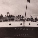 Titanic képek: Az írországi Queenstownból hajózik ki éppen a Titanic óceánjáró, tatján kivándorlók gyűlnek a tatkorláthoz (1912)