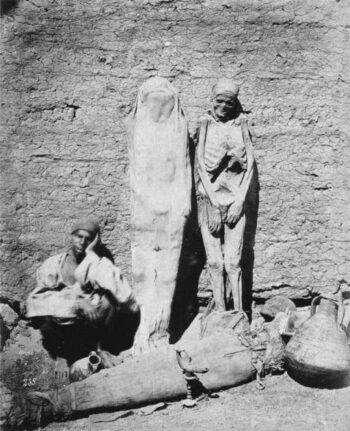 Elképesztő történelem: Egyiptomi utcai árus múmiákat árul (1875)