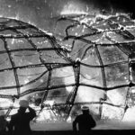 Érdekes történelmi tények: Túlélő menekül a Hindenburg léghajó összeomló szerkezete elől (lent jobbra) 1937