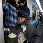 A világ legfurcsább állásai: utastoló munka közben a tokiói állomáson