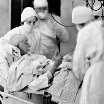 Önműtét: Dr. Evan O'Neill Kane saját lágyéksérv műtétjét végzi 1932-ben