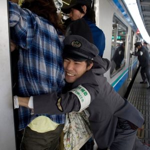 Utastoló munka közben a tokiói állomáson